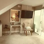 White Quarry House *